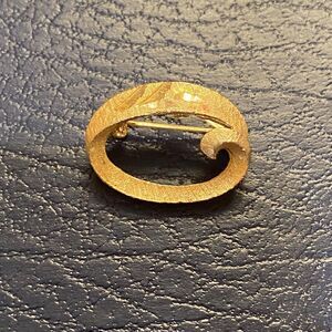 Vintage Mamselle Gold Tone Modernist Swirl Leaf Brooch Pin Textured Oval Signed